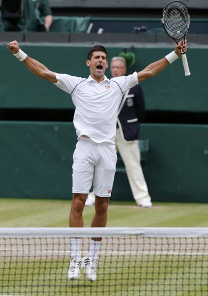 Alla fine ce l&#39;ha fatta lui: la macchina perfetta ha sconfitto l&#39;essere umano nato per giocare a tennis. Novak Djokovic supera in quattro set Roger Federer con il punteggio di 7-6, 6-7, 6-4, 6-3 e si aggiudica per la terza volta il prestigiosissimo trofeo di Wimbledon. (Reuters)